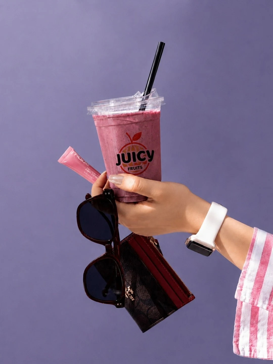 Прозрачный стакан JUICY FRUITS с ягодным напитком и чёрной трубочкой на сиреневом фоне