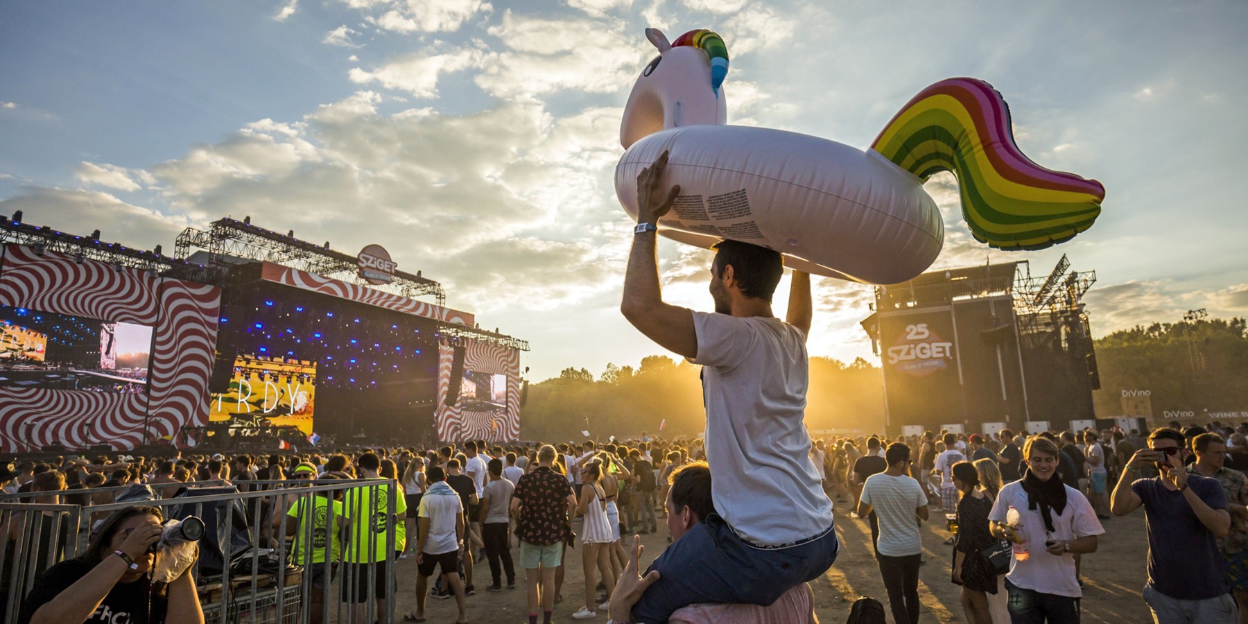 Фестивальный must-have: брендовые стаканчики, которые фотографируют и сохраняют